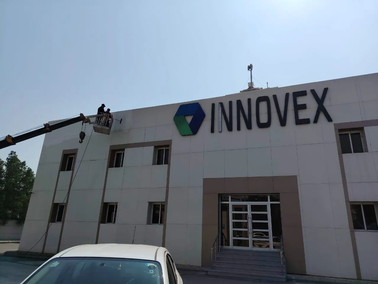 غسيل وتنظيف واجهات كلادينج - عبق البيت للنظافة خدمات تنظيف بالدمام